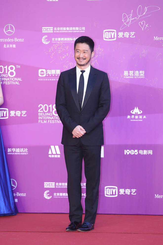 Táo bạo với áo khoét sâu khoe vòng 1 căng đầy, gái hư Thư Kỳ khiến loạt mỹ nhân phải lép vế trên thảm đỏ LHP Bắc Kinh